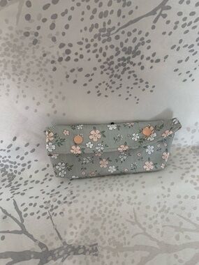 Les Trouve-Tout d'En Haut , PatBen Décor , handcrafted floral pouch